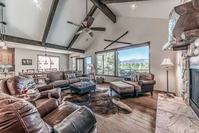 Image de Chalet Blanca–Sierra Blanca Views+Hot Tub+ Family Mountain Luxe