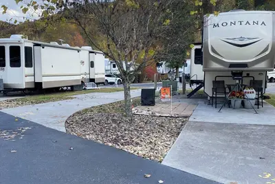Image de Camping in the Smokies Brookside Rv Resort Site only Lot #30 with Trolley Stop
