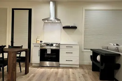 Image de New Bozeman studio available over the holidays