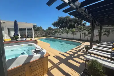 Image de New! ! Rare 5 bedroom house w Free Heated Pool & Hot Tub 9 minutes to the beach! !