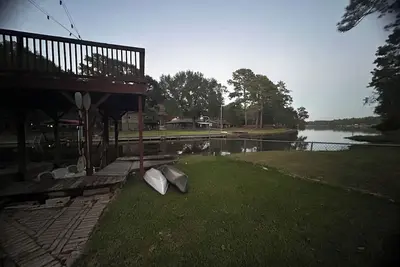 Image de Relaxing Quiet Home on a Private Lake with a Pool