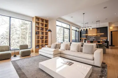 Image de New! ! Chalet Matterhorn• Hot Tub • Gym • Cinema