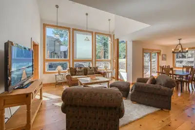 Image de Sparrow's Rest by Tahoe Getaways - Pet-Friendly 3br in Tahoe Donner w/ Hoa