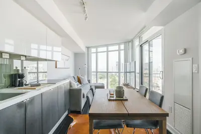 Image de Trendy hotel with Ac in vibrant Toronto