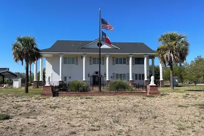 Image de Casablanca Ranch - Unique 6 Br Home + Private Pool in Hondo