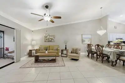 Image de Villa 10 mins to Wef ~ Fenced Yard ~ Pet Friendly