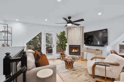 Image de Aspen Townhouse West Unit 1 | Fully Renovated & Steps from Downtown