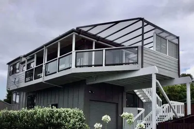 Image de Seaside getaway with views only mins to the beach. Kickback with family/friends.