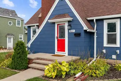 Image de Retreat - Stylish w/ Rooftop Deck & Modern Comfort