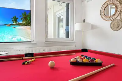 Image de Penthouse in Stuttgart mit Whirlpool, Dachterrasse & Billard – 13 Gäste