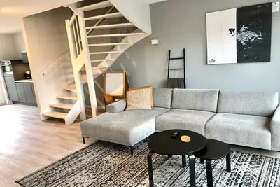 Image de Magnifique lodge parallèle à la rue commerçante.