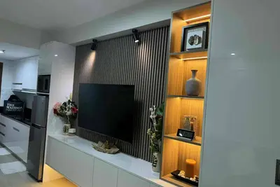 Image de Retraite chic à Pasay City - Style scandinave avec balcon donnant sur le Mall of Asia