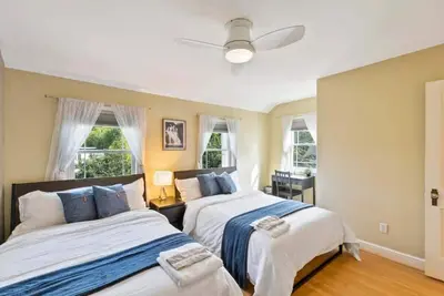 Image de Beautiful 3br 2ba Colonial House by CozySuites