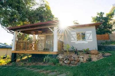 Image de Bungalow créole avec terrasse et vue océan, Les Avirons