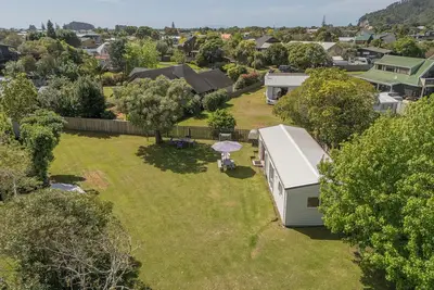 Image de Classic Kiwi Bach Escape – 2br Holiday Home with Large Lawn Near Estuary