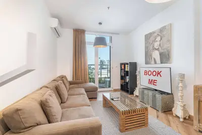 Image de StayShort - Urban Calm with Terrace in the Heart of Jvc