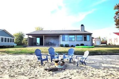 Image de New! Huron Paradise - Cute and Family-Friendly Lakefront Home with Pirvate Sandy Beach, Beach Bonfire Ring, and Kayaks!