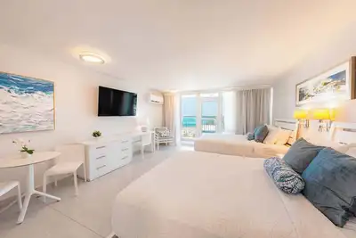 Image de 10th Floor Studio On Beach w/Parking @ Esj