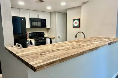 Image de Terrific 3-bedroom Safe renovated townhome IAlbuquerque First Floor Master Suite