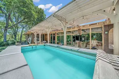 Image de Luxe Austin Retreat · Pool & Yard · Sleeps 20