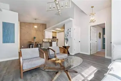 Image de This newly‑remodeled 3‑bedroom home open‑plan kitchen/living space - Boi - Dt