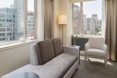 Image de 1 King Studio Suite – Spacious Urban Retreat w/ City Views