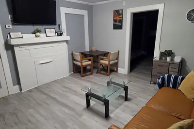 Image de Charming 2-bedroom cottage in Charlotte. Pet friendly and high speed WiFi