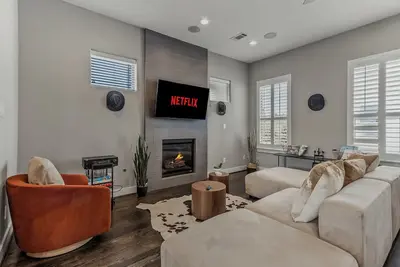 Image de Modern 3br only 10 mins from Downtown! Gated Area, Pool Table, & Skyline Views!