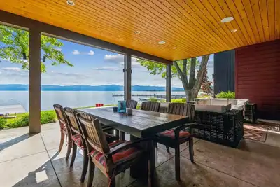 Image de Spend the Holidays by the Lake! Lakefront with Private Boat Slip and Hot Tub!