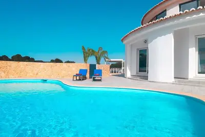 Image de Renovated Villa with Heatable Saltwater Pool
