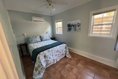 Image de Charming 1-Bedroom Cottage in St. Petersburg in Historic District