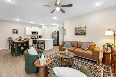 Image de Fenced Backyard W/ W&D + Garage. South Ict!