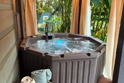 Image de Lux Mountain Cabin-Hot Tub-Fire Pit-Wineries-Walk to Downtown