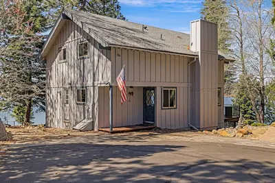 Image de Remodeled Lakefront Home - Lake Almanor. Private dock and buoys.