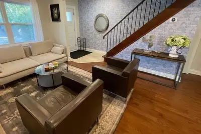 Image de Classic, Cozy East End Home Steps to Subway