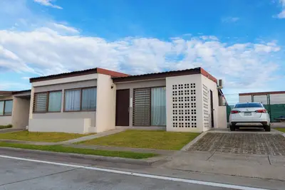 Image de Near Plaza, Cafe! Sunset Beach House-Yard, Kitchen