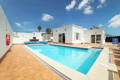 Image de Sueño – Playa Blanca with Private pool & Air Con
