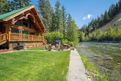 Image de 3-bedroom lodge on the Wenatchee River with a hot tub & River Rock gas fireplace