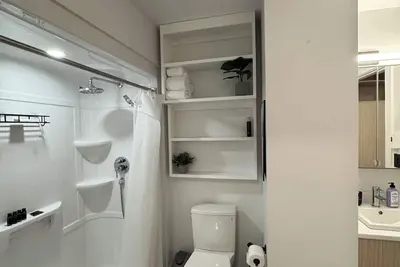 Image de Modern 2-bedroom Uptown, minutes from the Cities Hospots