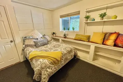 Image de Spacious Family Home Featuring a Private Garden in North Seattle