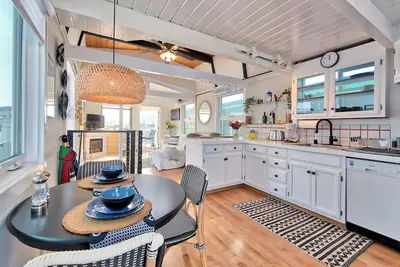 Image de Absolutely Adorable 2-bedroom house boat in Deep Water with Amazing Bay View!