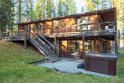 Image de New! Hot Tub, Wood Burning Stove, Backyard