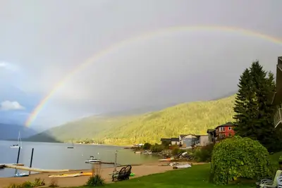 Image de Lakefront Retreat 2 bedroom sleeps 6, private hot tub and beach.