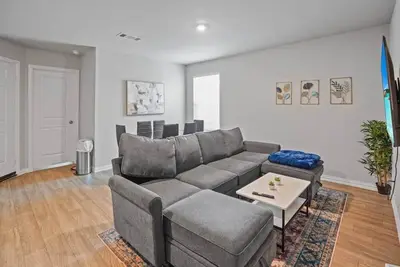 Image de Modern Home with Spacious Yard in Houston Unit A