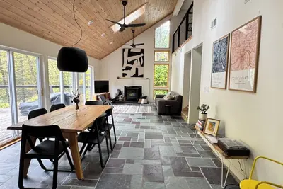 Image de Luxurious Forest Retreat: Sauna + River Access + Swimming Hole / Cold Plunge