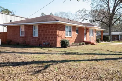 Image de Bright & Comfortable 3-bedroom Retreat in Cottondale. Only 6 miles from Campus!