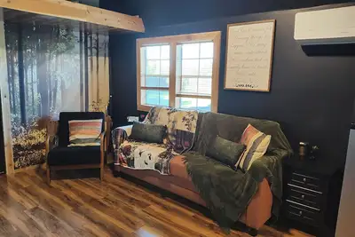 Image de Charming 3-bedroom Getaway cabin in lovely Guyton, Ga.