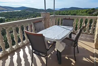 Image de Appartement de deux chambres avec la terrasse et la vue sur le mer Grebastica, Sibenik (A-24934-b)