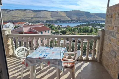 Image de Appartement d'une chambre avec la terrasse et la vue sur le mer Grebastica, Sibenik (A-24934-c)
