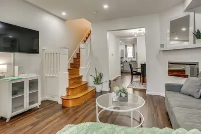 Image de 3-Story Rowhouse w/ Patio! 5 Mi to Center City